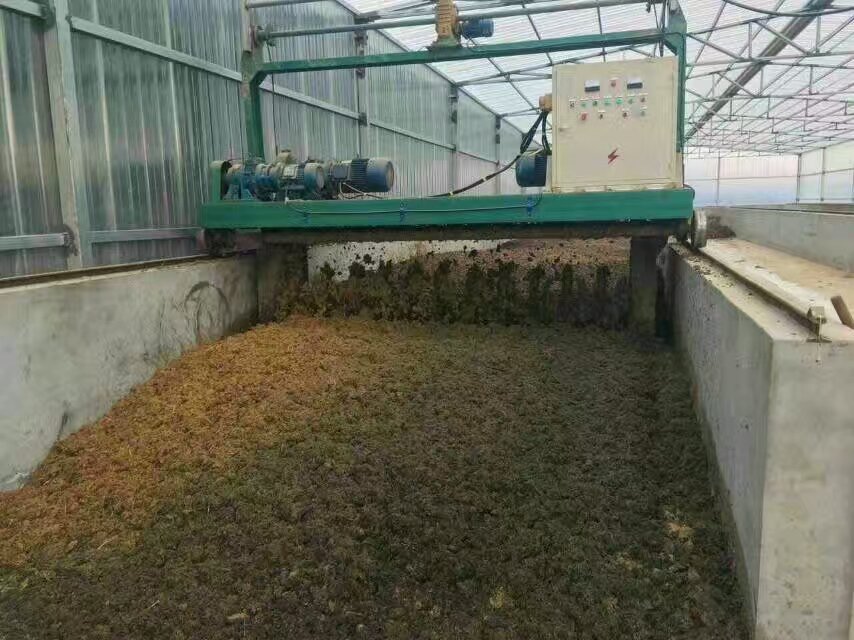 有機肥設備里翻堆機和發(fā)酵槽怎么確定嗎？答案在這！